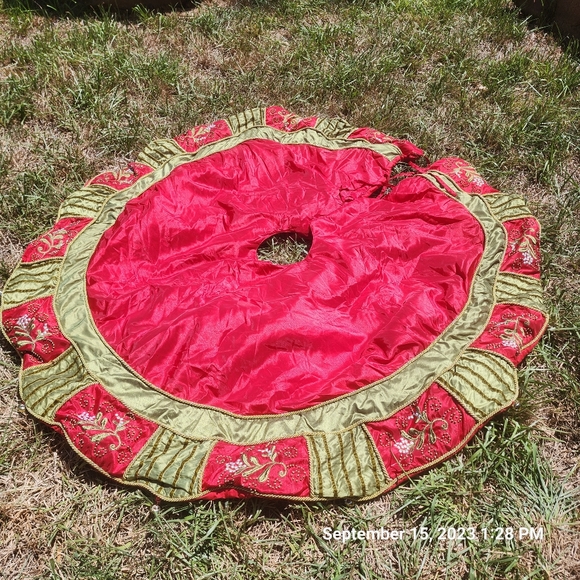 LARGE EMBROIDERD BALSAM HILL TREE SKIRT - Picture 6 of 6